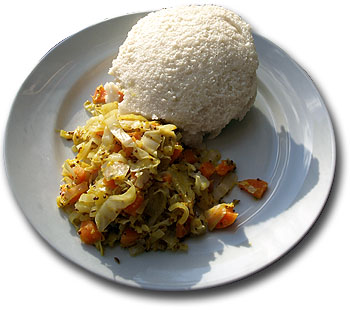 Ugali con repollo. Modificado de Mark Skipper/Wikipedia